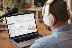 Menggunakan fitur Audio Overview NotebookLM untuk review konten artikel.